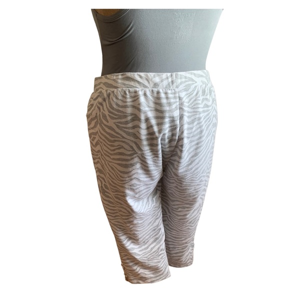 Chico's Weekends Capri Pants Chico's Size 3 Gray/White Zebra Print - Picture 6 of 9